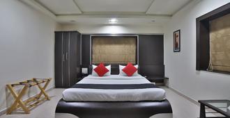 Capital O 2573 Hotel Jash Palace - Jamnagar - Bedroom