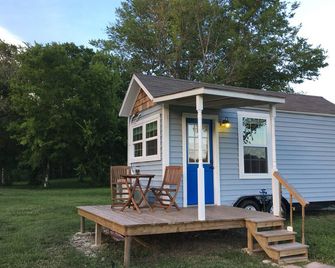 Holiday Acres Tiny House on Wheels - Manvel - Patio