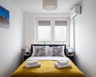 9th Floor City View Apartment by BookingHost - Varsova - Makuuhuone