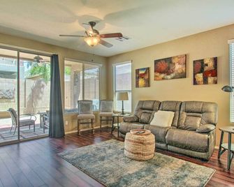 Pool and Hot Tub Access Home in North Phoenix - Anthem - Living room