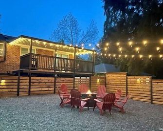 Forest Bathing by the Peaceful Creekside Firepit , Football Ready, BBQ, Games & Yoga - Seattle - Patio