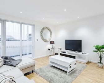 Royal Reign Luxury Apartment - Slough - Living room