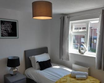 Stamford Redcot Gardens Stylish 2 bed Family town house with parking - Stamford - Bedroom