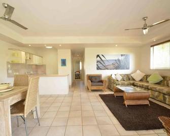 Bermuda Villas - Noosaville - Living room