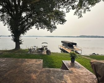 Escape to the shores of Lake Florida for amazing sunrises and sunsets! - Spicer - Patio