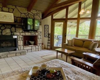 Riverview 1 Bedroom Cabin by RedAwning - Townsend - Living room