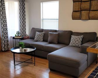 Modern meets Rustic Cabin on the Lake - Livingston - Living room