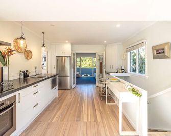 Palm Cottage - Stay Waiheke - Palm Beach - Кухня