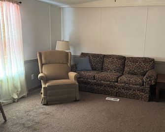 Lake House not on water but very close to all access to lake - Manning - Living room