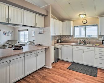 Sun-Dappled AZ Abode w/ River & Mtn Views! - Паркер - Кухня