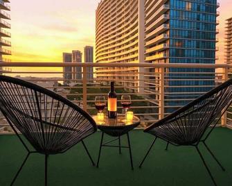 Relax Family Midtown - free parking & Great pool - Miami - Balcón