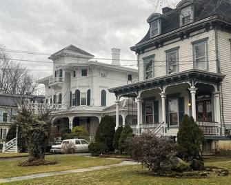 2Br Private Victorian Apartment in City location on half acre Sleeps 5 - Poughkeepsie - Edificio