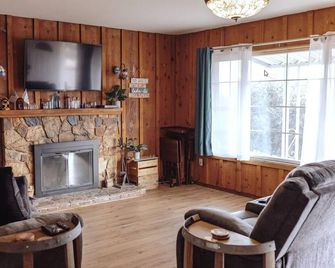Hot Tub Cabin With View - Wofford Heights - Wohnzimmer