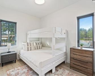 Family-Friendly Beachside Bliss - Campbell River - Bedroom