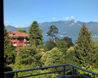 Lake & Montains View Studio with Free Parking, 1Hour from Stresa & Borromean Islands - Luino - Balcon