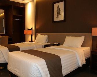 Tanjung Plaza Hotel - Prigen - Bedroom