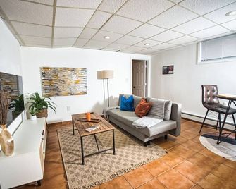 Cozy Apt With King Size Bed- Only 5 Miles to Nyc - North Bergen - Pokój dzienny