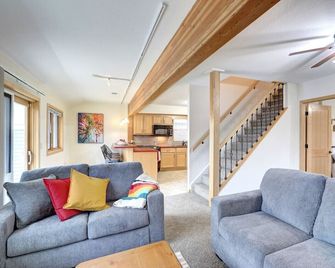 Lakefront Views + Walk to Dining | Kayaks + Firepit - Pewaukee - Sala de estar