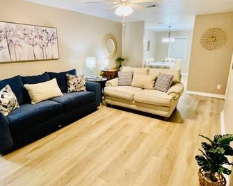 Eastgate 14B Stylish Townhouse 5 min to downtown Hammond - Hammond - Wohnzimmer