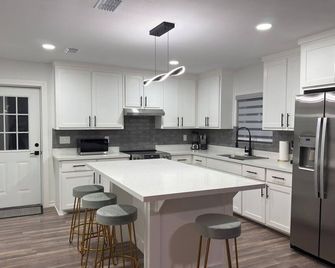 New Listing! 4 Bedrooms/3.5 Bathrooms - McAllen - Kitchen