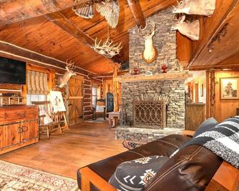 A True Logger's Cabin in Prattville - Prattville - Living room
