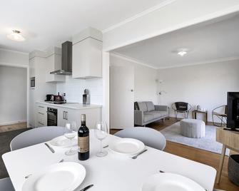 Bach on Pitau - Mt Maunganui Holiday Home - Mount Maunganui - Essbereich