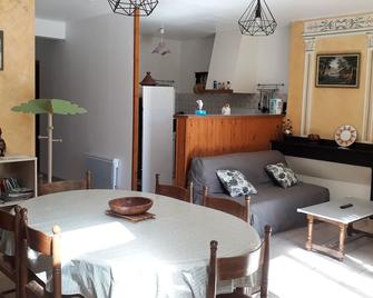 House with sunny terrace; 3 rooms . - Molières - Comedor
