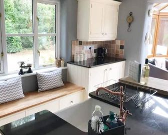 5-Bed Home - Sleeps 12 Pool Garden & Play Area - Taunton - Kitchen