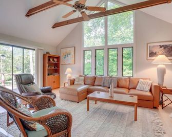 Getaway With Lake Views Near Wintergreen - Nellysford - Living room
