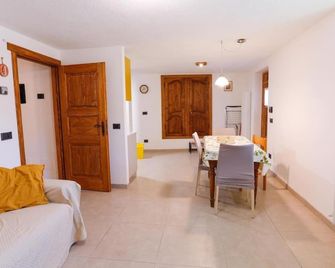 Accogliente e confortevole appartamento a Doues - Doues - Comedor