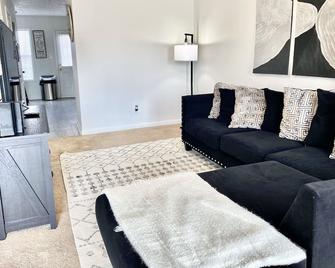 Legacy Pad! Spacious 2 bed townhome with modern vibes - Clarksville - Living room