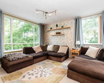 Pass the Keys City convenience - the whole package - Teddington - Living room