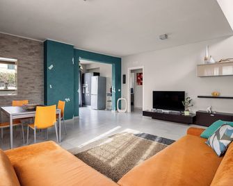 Exclusive villa with garden near the sea - Fanusa - Living room