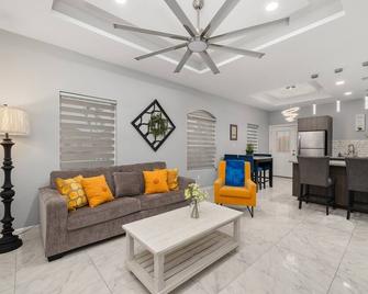 Peaceful & Cozy Hideaway Unit #1 - Edinburg - Living room