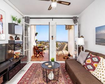 Stunning penthouse with pool in El Faro by Costarentals - Ref 51 - Mijas - Olohuone