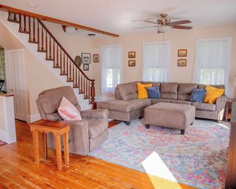 Willow View - Minutes from Slu And Suny University - 4-Bdrm Farmhouse - Canton - Living room