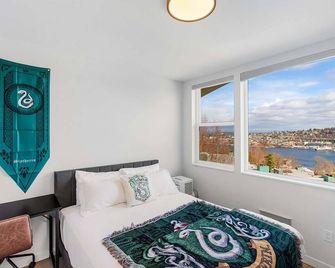 Slytherin's Secret Chamber Sweet Suite - Seattle - Bedroom