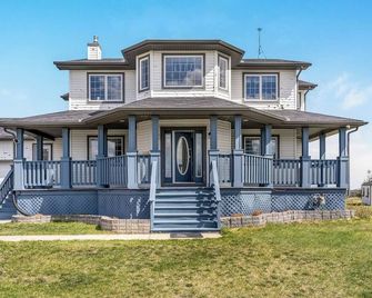 Acreage, 5 bdrm, King Bed, AC, Wood Fireplace, Rural - Balzac - Building