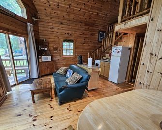 Evergreen Lodge,Waterfront Log Cabin,Wolf River,Partridge Lake,Fremont,Wisconsin - Fremont - Living room