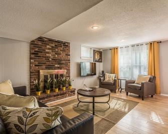 Comfortable and elegant 3BDR duplex, unit # 3 - Overland Park - Living room