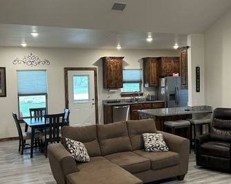 Lone Oak Place with Horse Stalls - Dublin