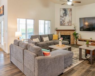 Valverde Oasis - 4BD Getaway near town center - Bakersfield - Living room