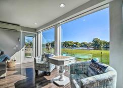 Modern and Chic Waterfront Getaway in McHenry! - McHenry - Soggiorno