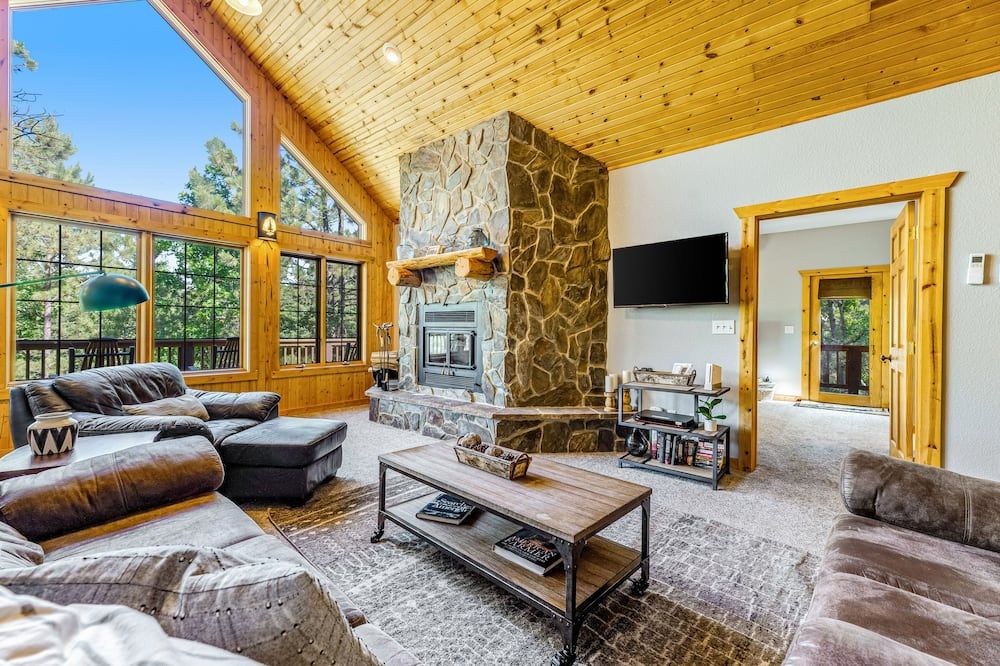 Rustic home with private hot tub, wrap-around deck, jetted tub, wood fireplace - Sturgis - Huiskamer