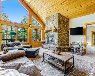 Rustic home with private hot tub, wrap-around deck, jetted tub, wood fireplace - Sturgis - Huiskamer