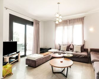 Villa in Crete with Stunning Views & Privacy - Adelianos Kampos - Obývací pokoj