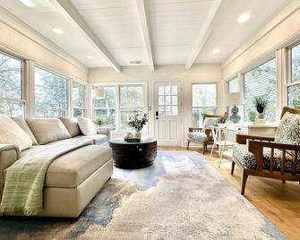 Sunny Bungalow in Quaint Neighborhood Setting - Dog Friendly - Wilmington - Living room