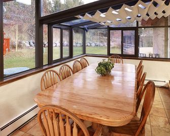 Beautiful Private LODGE! 8400sq ft, Pickleball,Pool, Hot tub, 11 beds,Sleeps 50. - Heber City - Dining room