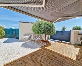 Quiet house with garden 2km from the beach and close to shops - Angoulins - Balcon