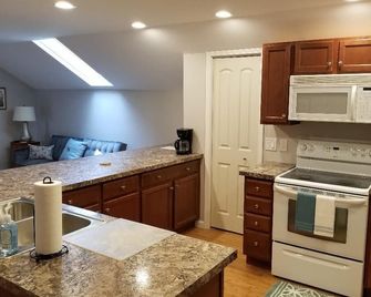 Convenient to the center of town! Beautifully decorated, quiet apartment. - Sunbury - Kitchen